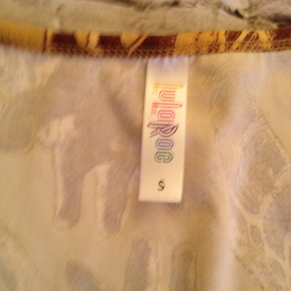 Lularoe Giraffe Print Perfect Tee - Picture 3 of 5